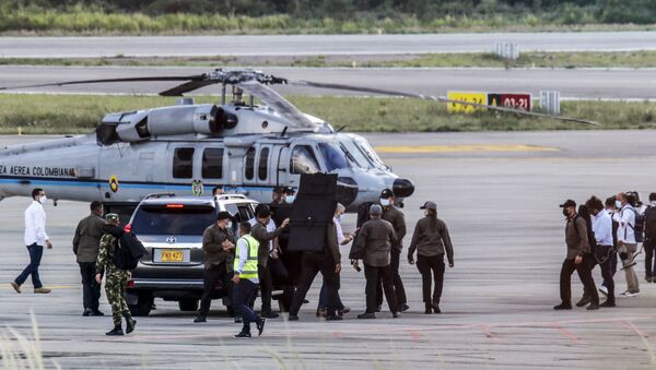 Вертолет президента Колумбии подвергся обстрелу - Sputnik Беларусь