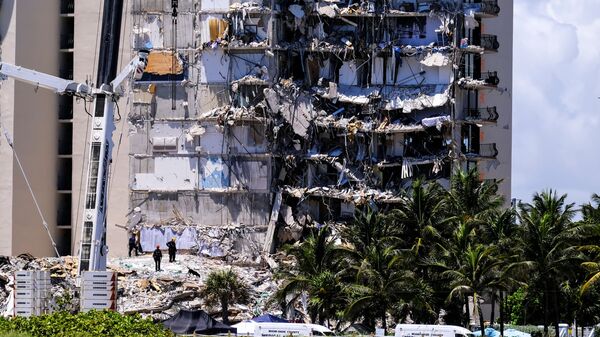 Частично разрушенное жилое здание в Серфсайде недалеко от Майами-Бич, Флорида - Sputnik Беларусь