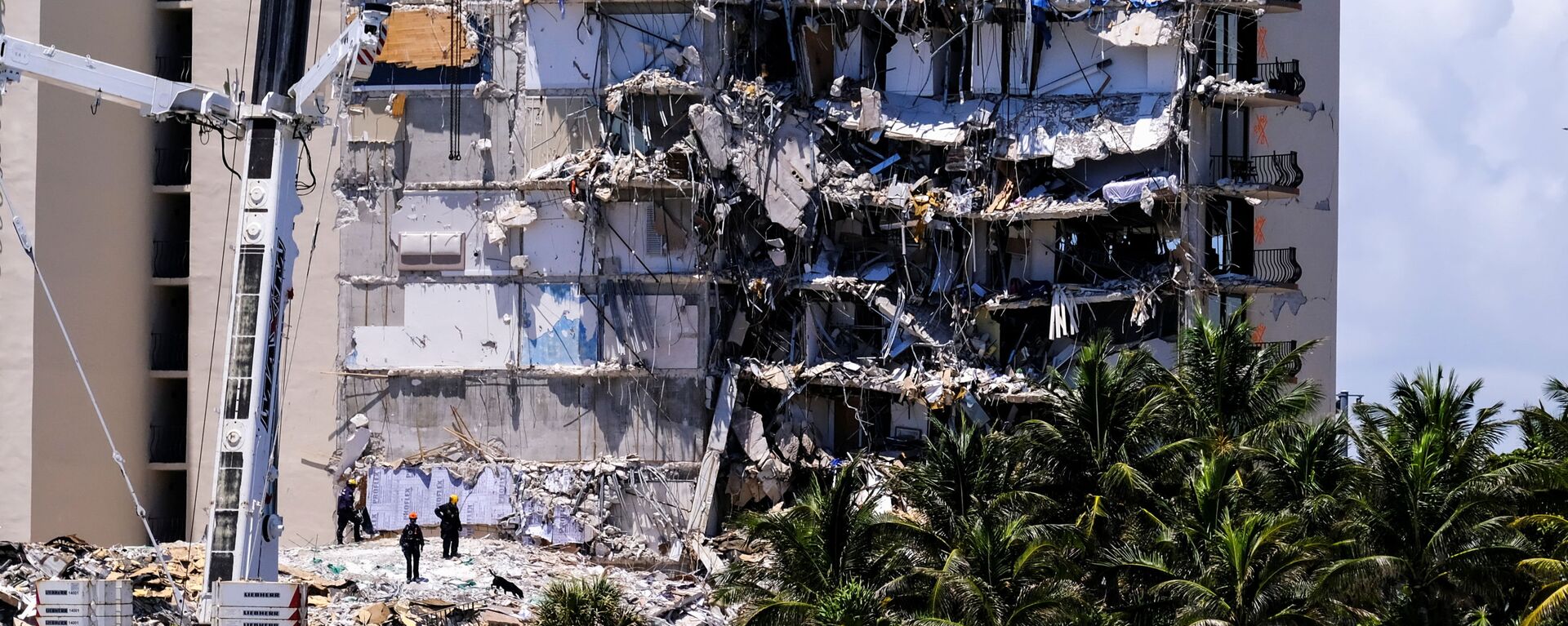 Частично разрушенное жилое здание в Серфсайде недалеко от Майами-Бич, Флорида - Sputnik Беларусь, 1920, 27.06.2021