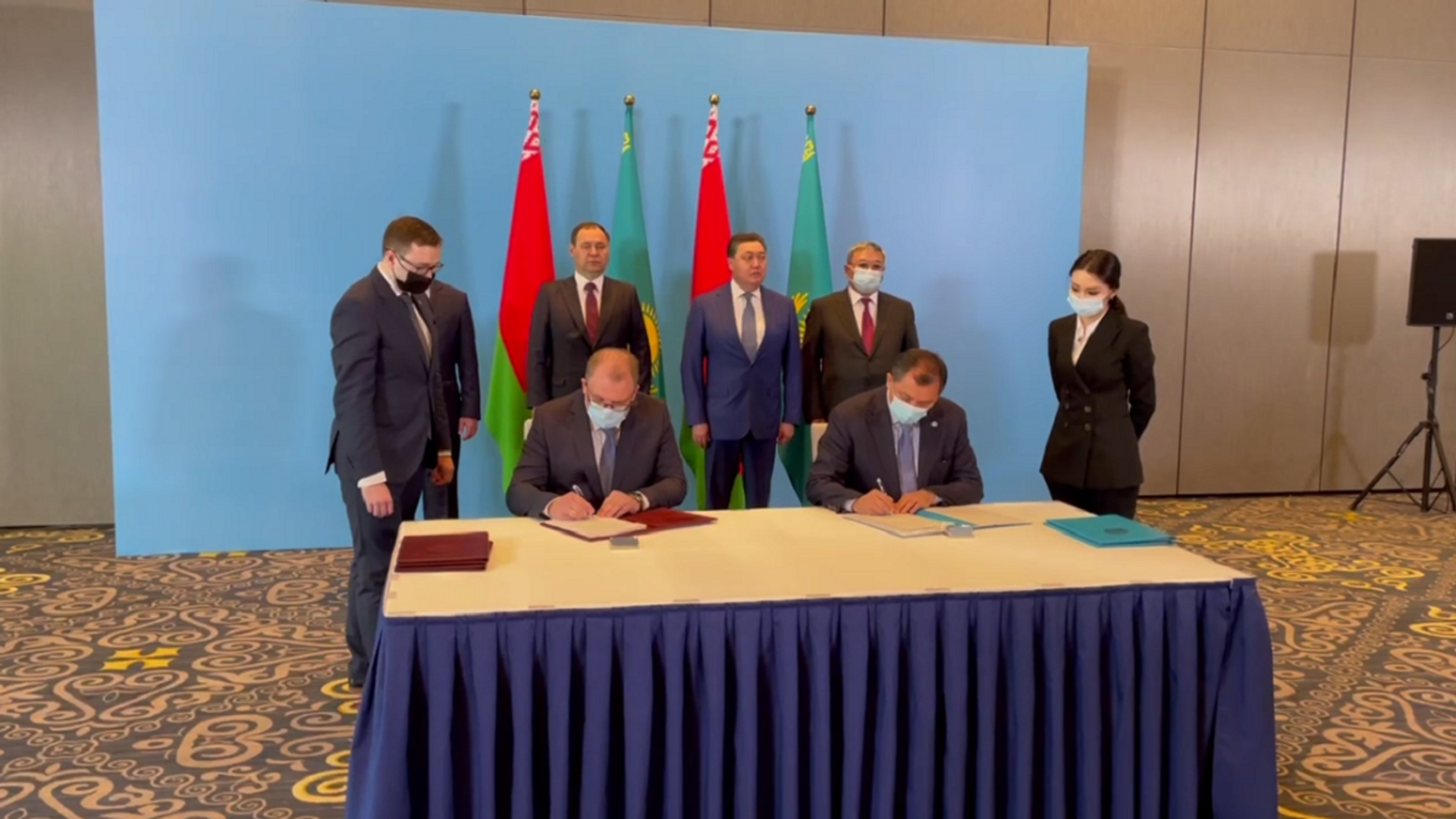 Беларусь и Казахстан подписали соглашение о сотрудничестве в области поставок нефти и нефтепродуктов  - Sputnik Беларусь, 1920, 28.06.2021