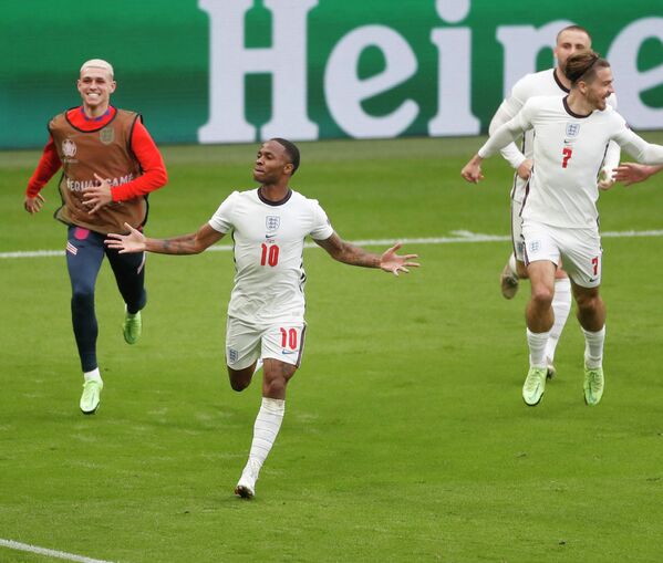 Англия - Германия: Рахим Стерлинг после своего первого гола. Для него это взятие ворот уже третье на турнире.  - Sputnik Беларусь