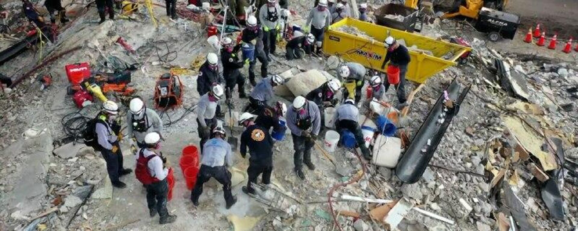 В Майами продолжаются спасательные работы на месте рухнувшего дома - видео - Sputnik Беларусь, 1920, 02.07.2021