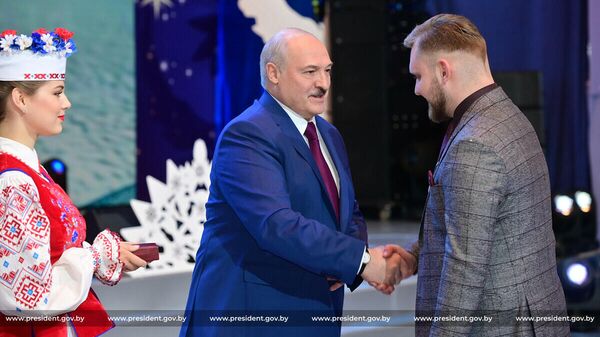 Президент Беларуси Александр Лукашенко и журналист Григорий Азаренок - Sputnik Беларусь