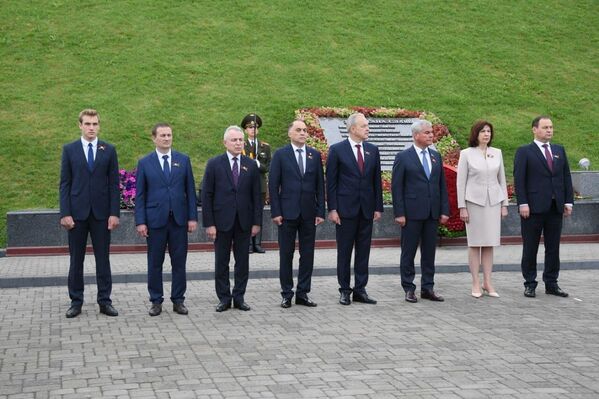 Младший сын президента Беларуси Николай Лукашенко также был замечен у Кургана Славы вместе с высшими должностными лицами страны. - Sputnik Беларусь