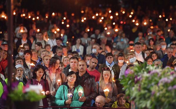 Традиционное шествие со свечами предшествовало Святой Мессе в полночь.  - Sputnik Беларусь