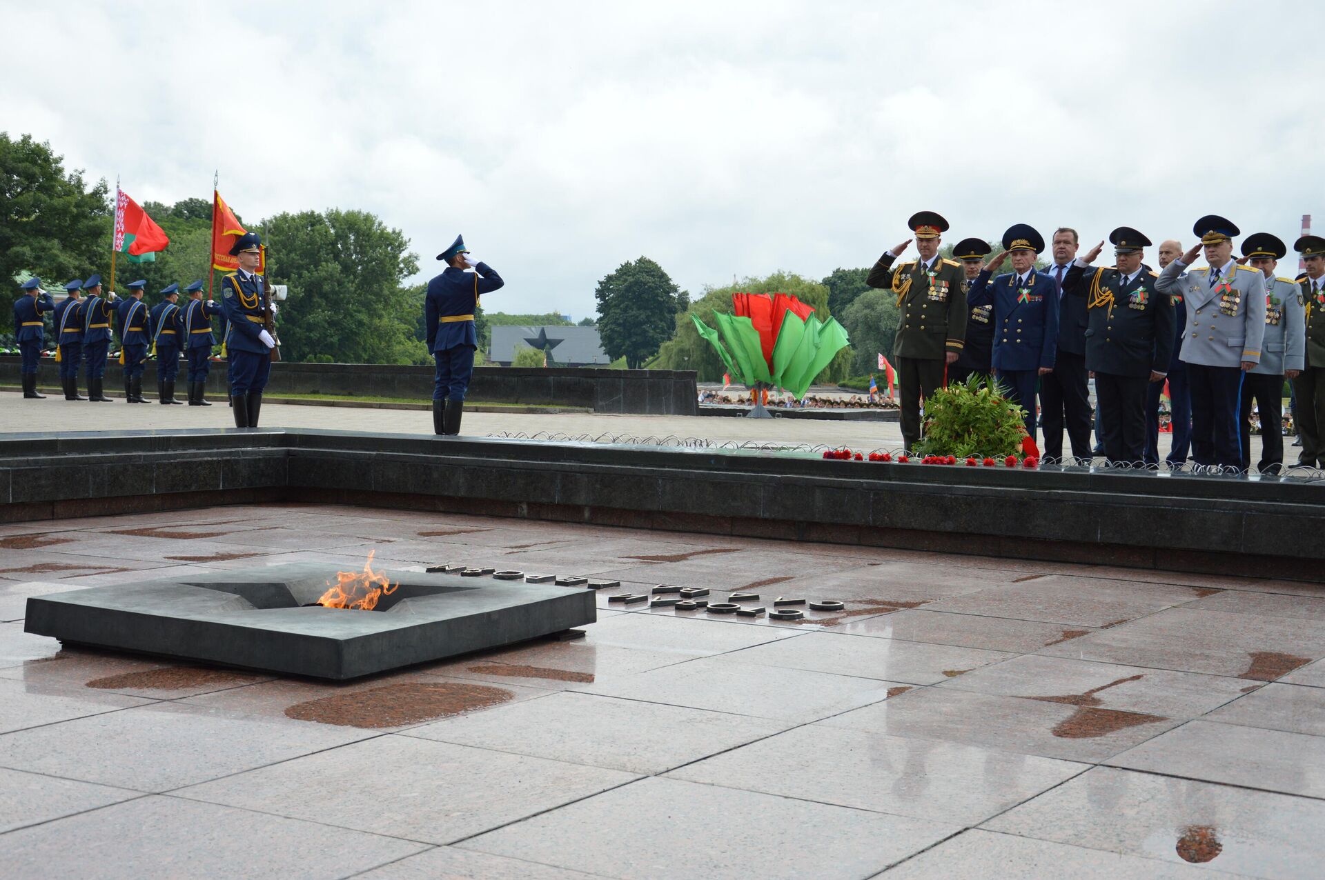 Празднование Дня Независимости в Брестской крепости также началось с возложения цветов - Sputnik Беларусь, 1920, 03.07.2021