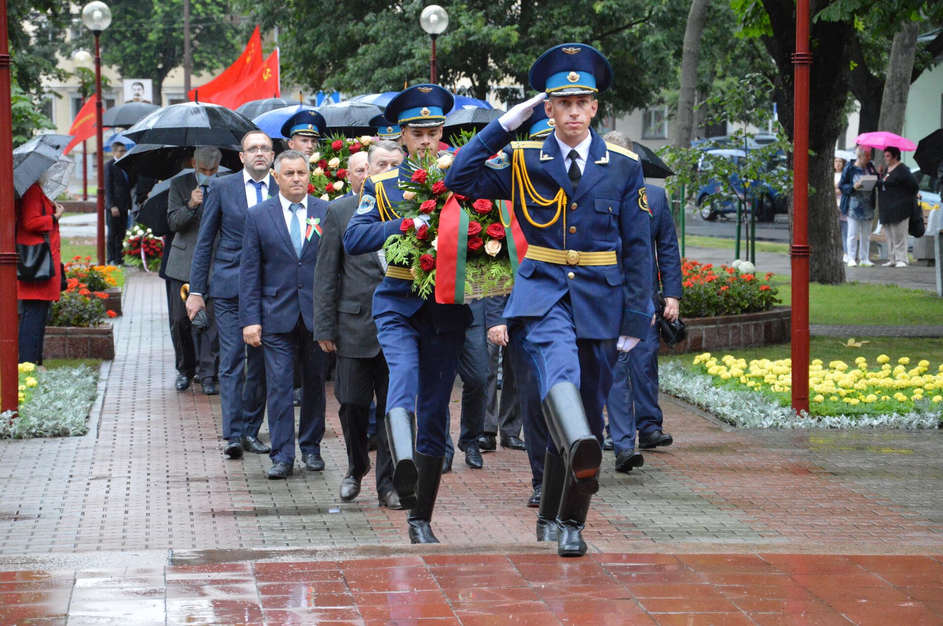 Празднование в Бресте началось с возложения цветов к монументу на площади Свободы - Sputnik Беларусь, 1920, 03.07.2021