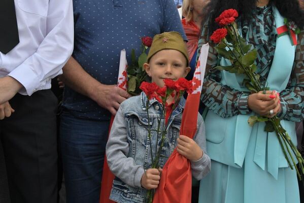 Возложить цветы к монументу в память о героях, погибших в войну, белорусы приходили семьями. - Sputnik Беларусь