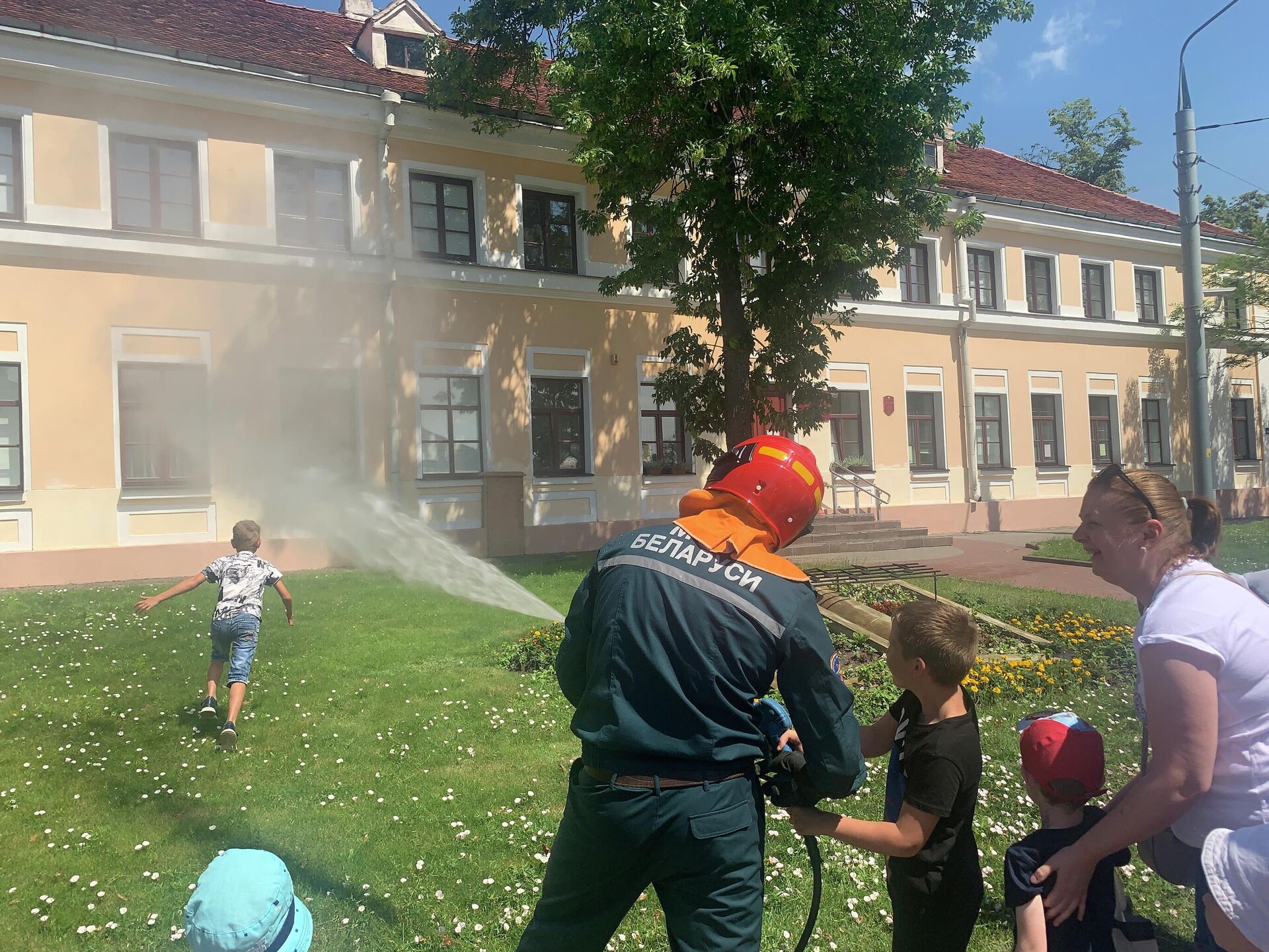 Спасатели учили детей, как тушить пожар - Sputnik Беларусь, 1920, 03.07.2021
