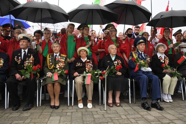 За торжественной церемонией наблюдали ветераны - глава государства поблагодарил их за воинский подвиг. - Sputnik Беларусь