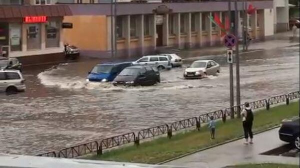 Сильные дожди в областном центре продолжаются уже четвертый день, Затопленными оказались многие улицы в центре города.  - Sputnik Беларусь