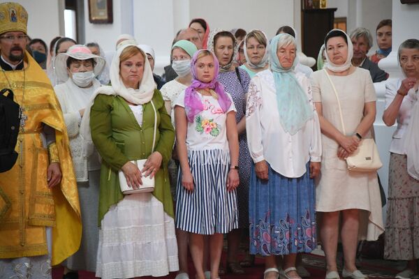 Среди прихожан в храме Благовещения Пресвятой Богородицы были в основном женщины. - Sputnik Беларусь
