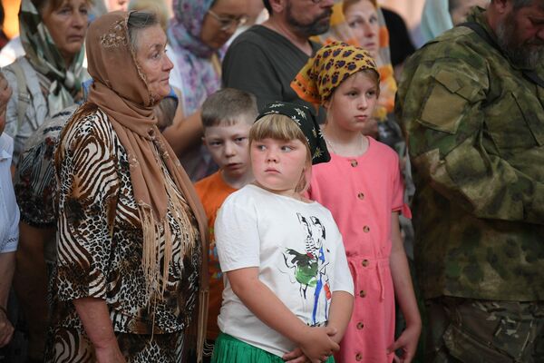 Многие витебляне пришли в церковь с детьми. - Sputnik Беларусь