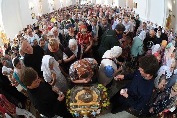 На службу в витебском храме собралось очень много прихожан. - Sputnik Беларусь