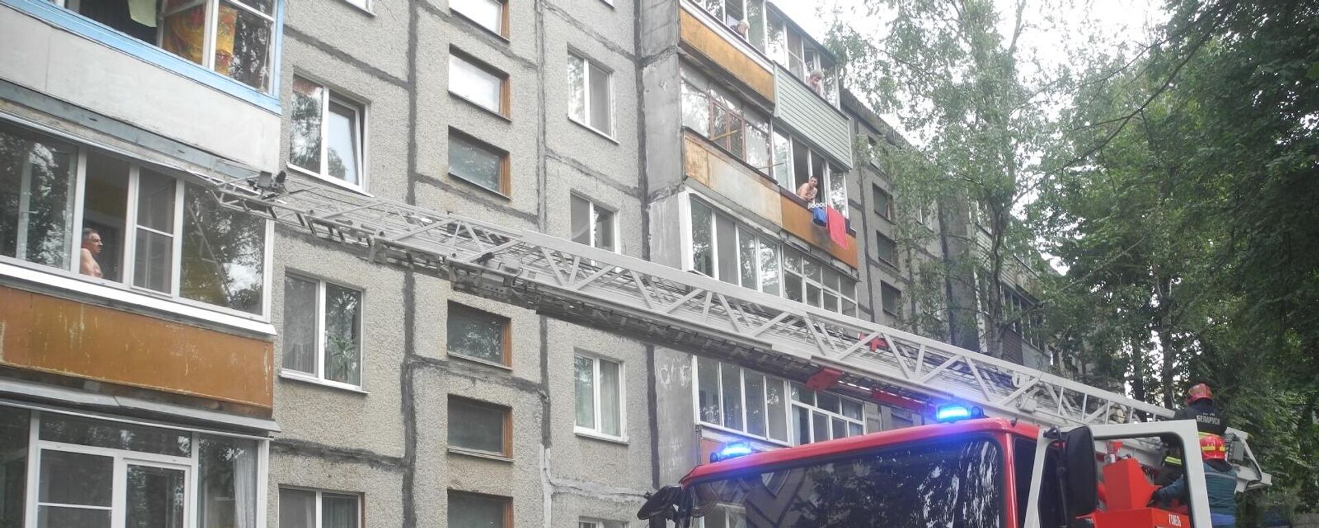 Пенсионер выпал из окна и висел на балконе до приезда спасателей  - Sputnik Беларусь, 1920, 05.07.2021
