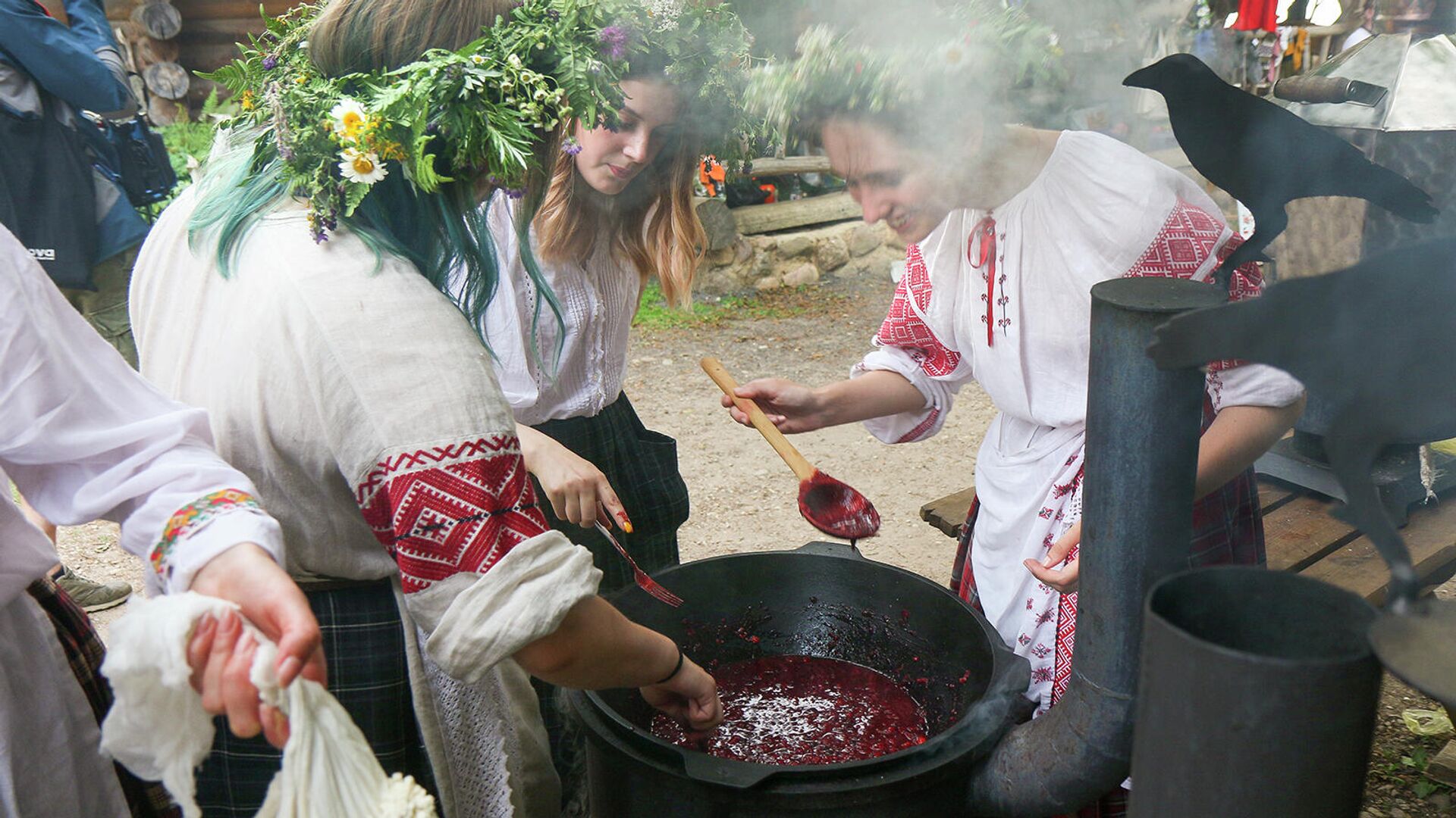 Купалле на возеры Шо ў Глубокскім раёне Купалле на возеры Шо ў Глубокскім раёне - Sputnik Беларусь, 1920, 06.07.2025
