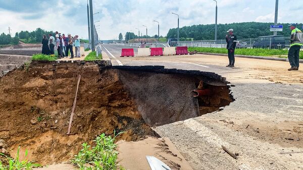 Смыло с асфальтом: как выглядит дорога к новому мосту в Гродно после ливня - Sputnik Беларусь
