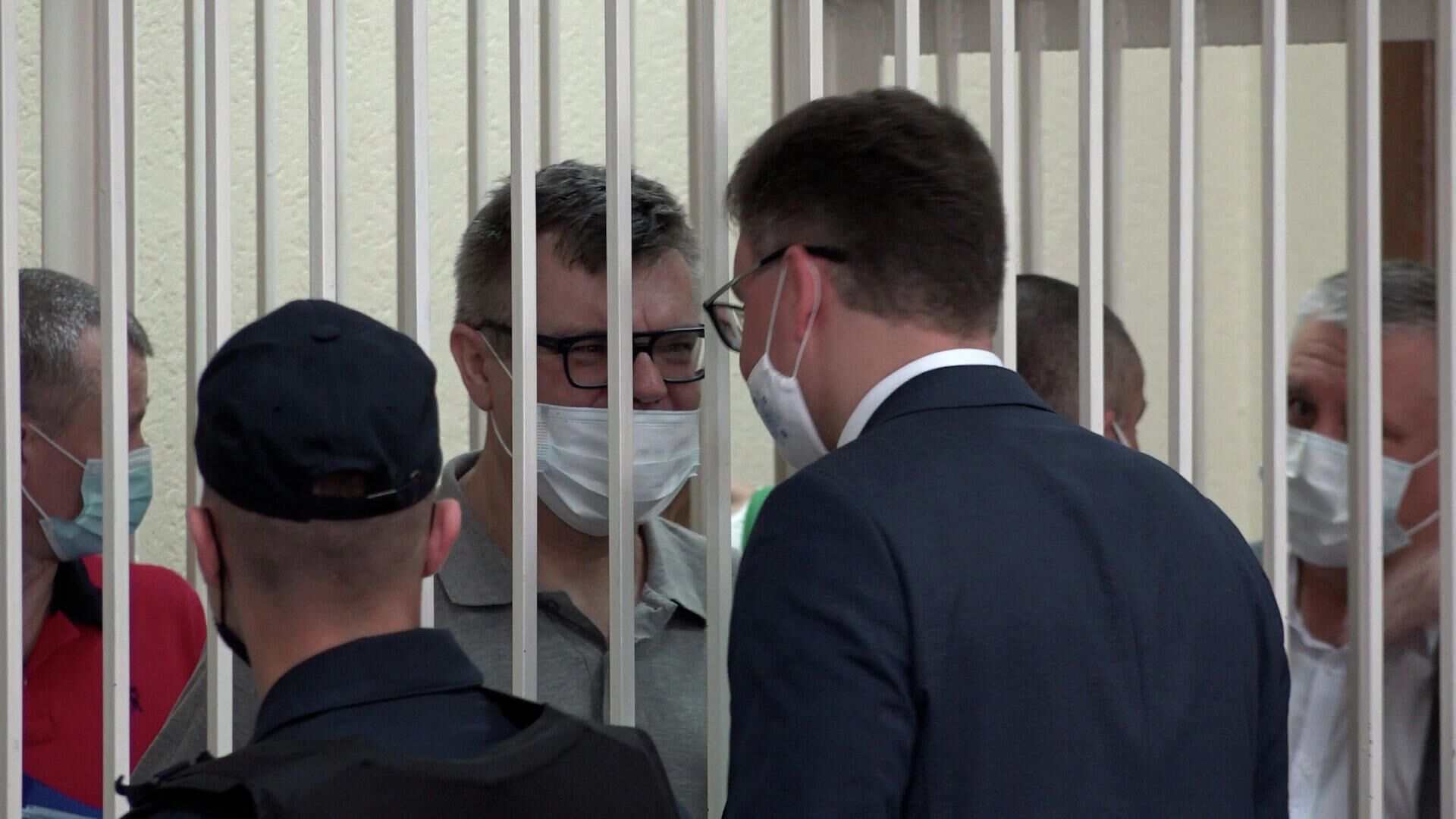 Адвокат Дмитрий Лаевский разговаривает с Виктором Бабарико перед оглашением приговора - Sputnik Беларусь, 1920, 06.07.2021