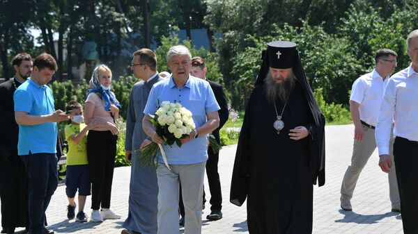 Посол России Евгений Лукьянов во время визита в Жировичский монастырь - Sputnik Беларусь