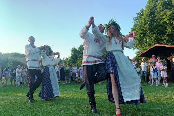 Движения участникам реконструкции обряда показывали артисты фольклорных коллективов - Sputnik Беларусь
