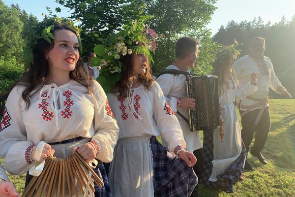 Плетение венков проходило под задорные народные песни - Sputnik Беларусь