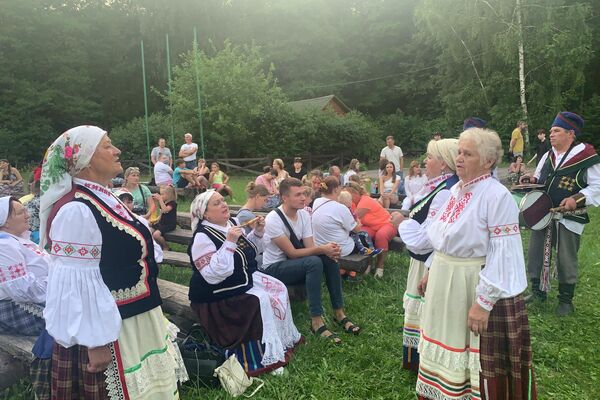 В течение всего вечера на праздничной площадке звучали народные песни - Sputnik Беларусь