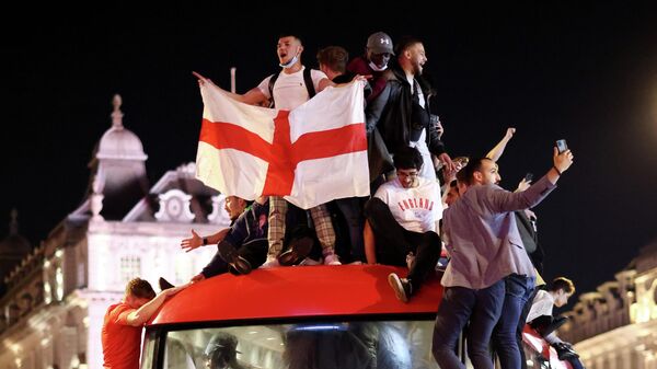 Фанаты сборной Англии празднуют ее выход в финал Евро - 2020 - Sputnik Беларусь