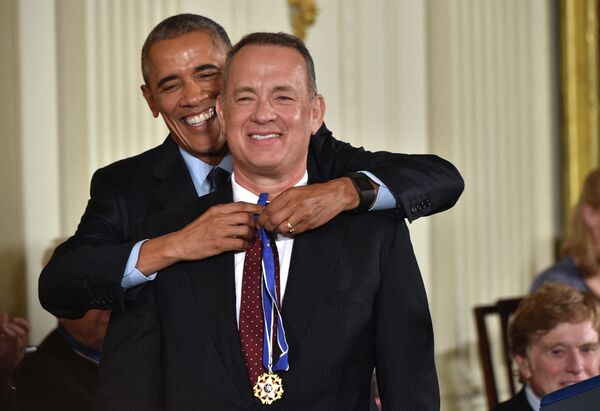 Президент США Барак Обама вручает актеру Тому Хэнксу Президентскую медаль свободы, высшую гражданскую награду страны, в Белом доме в Вашингтоне 22 ноября 2016 года.  - Sputnik Беларусь