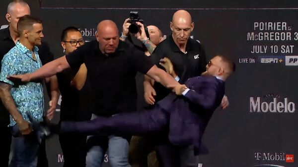 Макгрегор оскорбил и ударил Пуарье перед боем UFC – видео  - Sputnik Беларусь