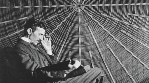 Никола Тесла с Теорией натуральной философии в своей лаборатории на Хаустон-стрит в Нью-Йорке - Sputnik Беларусь