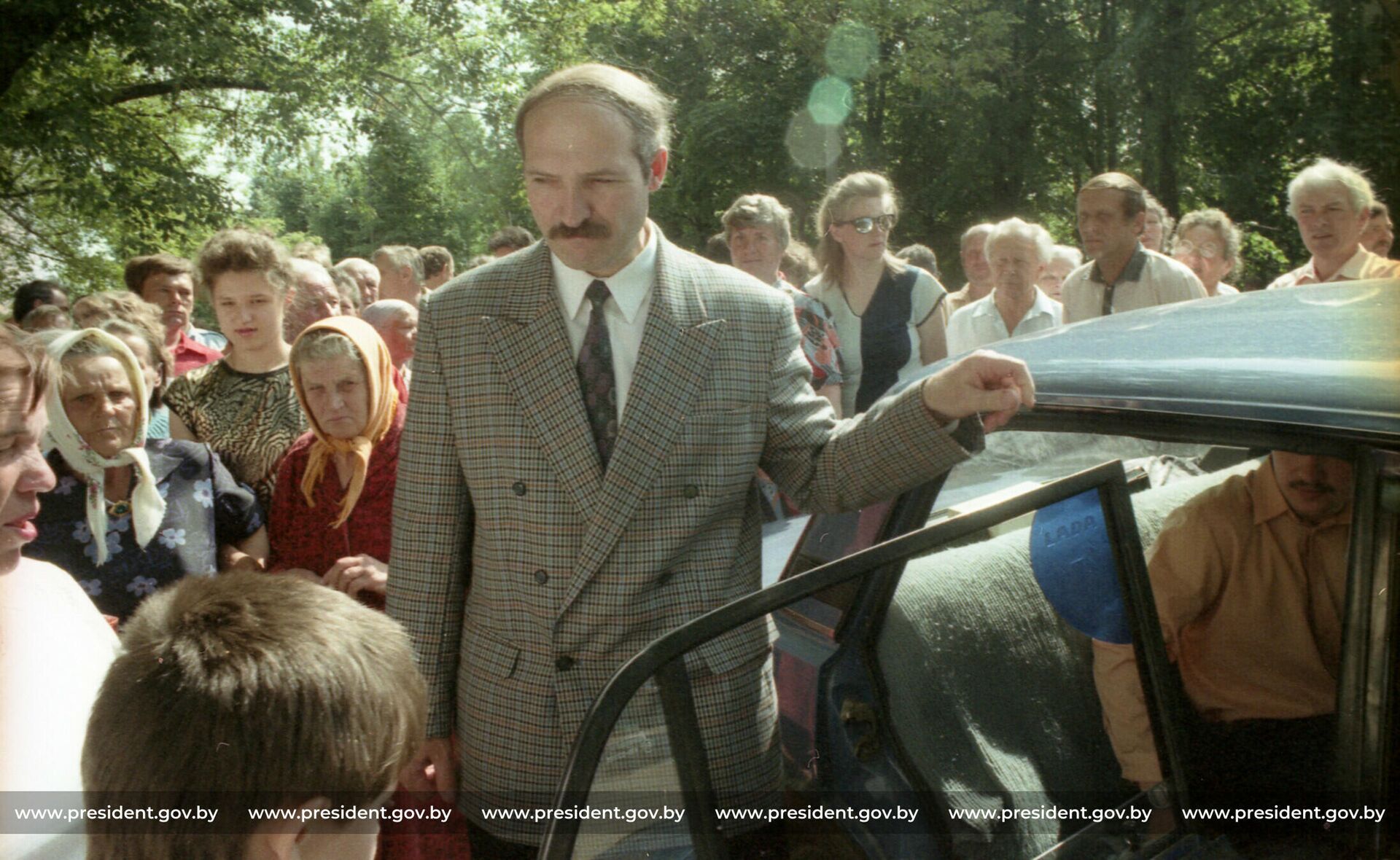 Александр Лукашенко общается с избирателями в день второго туры президентских выборов 1994 года - Sputnik Беларусь, 1920, 10.07.2021