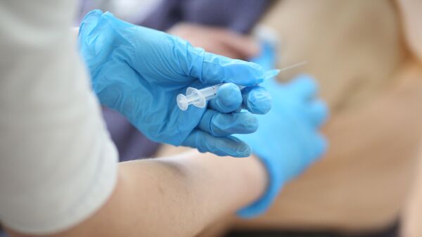 Медсестра делает прививку пациенту от коронавируса  - Sputnik Беларусь