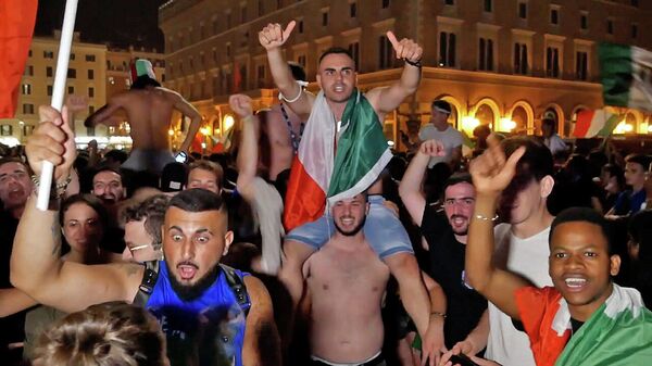 Итальянцы празднуют победу сборной на Евро-2020 - Sputnik Беларусь