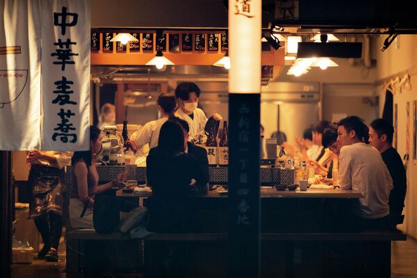 12 июля 2021 года в Токио объявлено чрезвычайное положение, поскольку число новых случаев коронавируса быстро растет. Меры предполагают ограничение времени работы ресторанов, баров и развлекательных заведений. - Sputnik Беларусь
