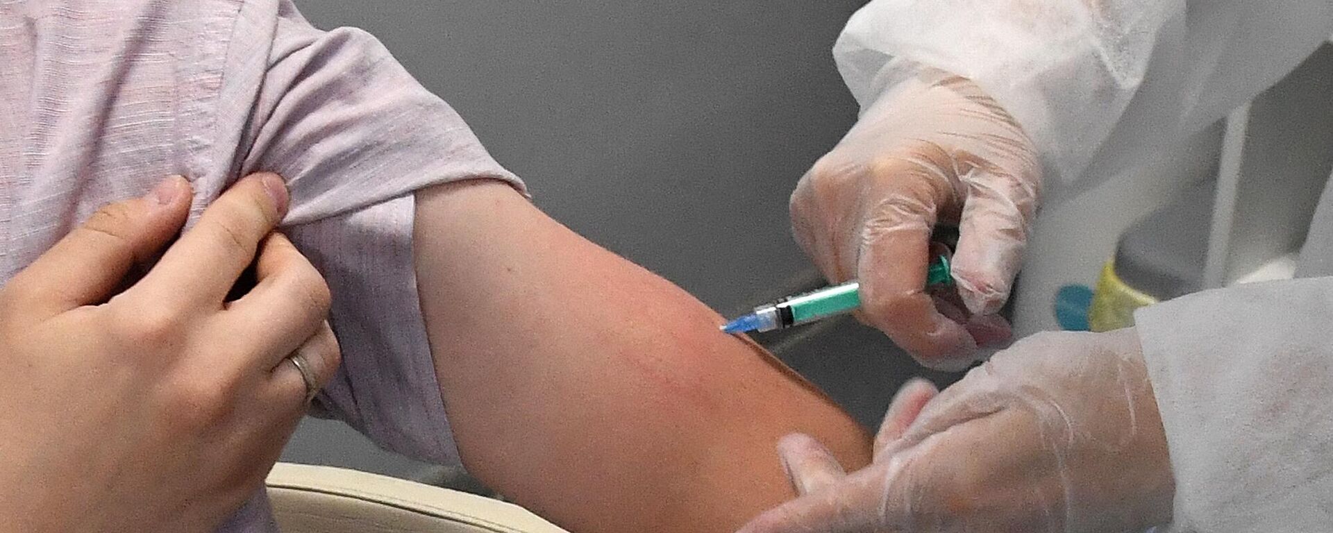 Медицинская сестра делает прививку от COVID-19 - Sputnik Беларусь, 1920, 27.09.2021