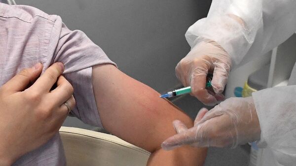 Медицинская сестра делает прививку от COVID-19 - Sputnik Беларусь