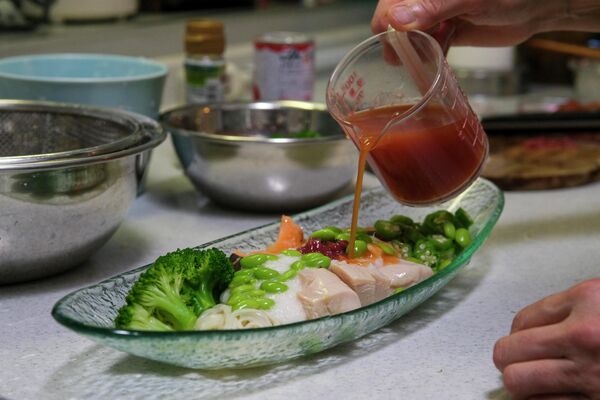 Традиционное блюдо японской домохозяйки Йоко Нисимура, которая является одним из победителей конкурса рецептов блюд, проводившегося накануне Олимпиады - Sputnik Беларусь
