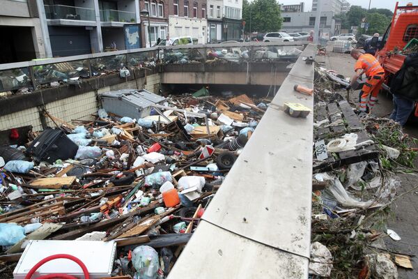 Обломки лодок и другой мусор заполнили канал в Вервье, Бельгия. - Sputnik Беларусь