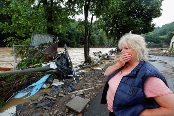 Женщина смотрит на обломки, принесенные наводнением после проливных дождей в Шульде. - Sputnik Беларусь