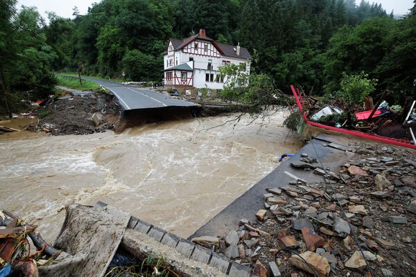 Разрушенная дорога через реку Ар в зоне, пострадавшей от наводнения после проливных дождей в Шульде, Германия. - Sputnik Беларусь