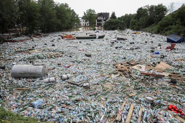 Вода принесла к берегам пострадавших городов горы мусора и обломков. - Sputnik Беларусь