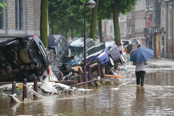 Затопленная улица в бельгийском городе Вервье недалеко от Льежа. - Sputnik Беларусь