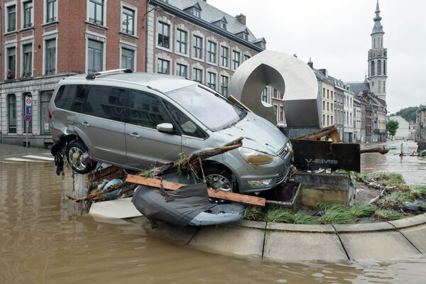 Автомобиль застрял на площади в бельгийском городе Вервье после проливных дождей. - Sputnik Беларусь
