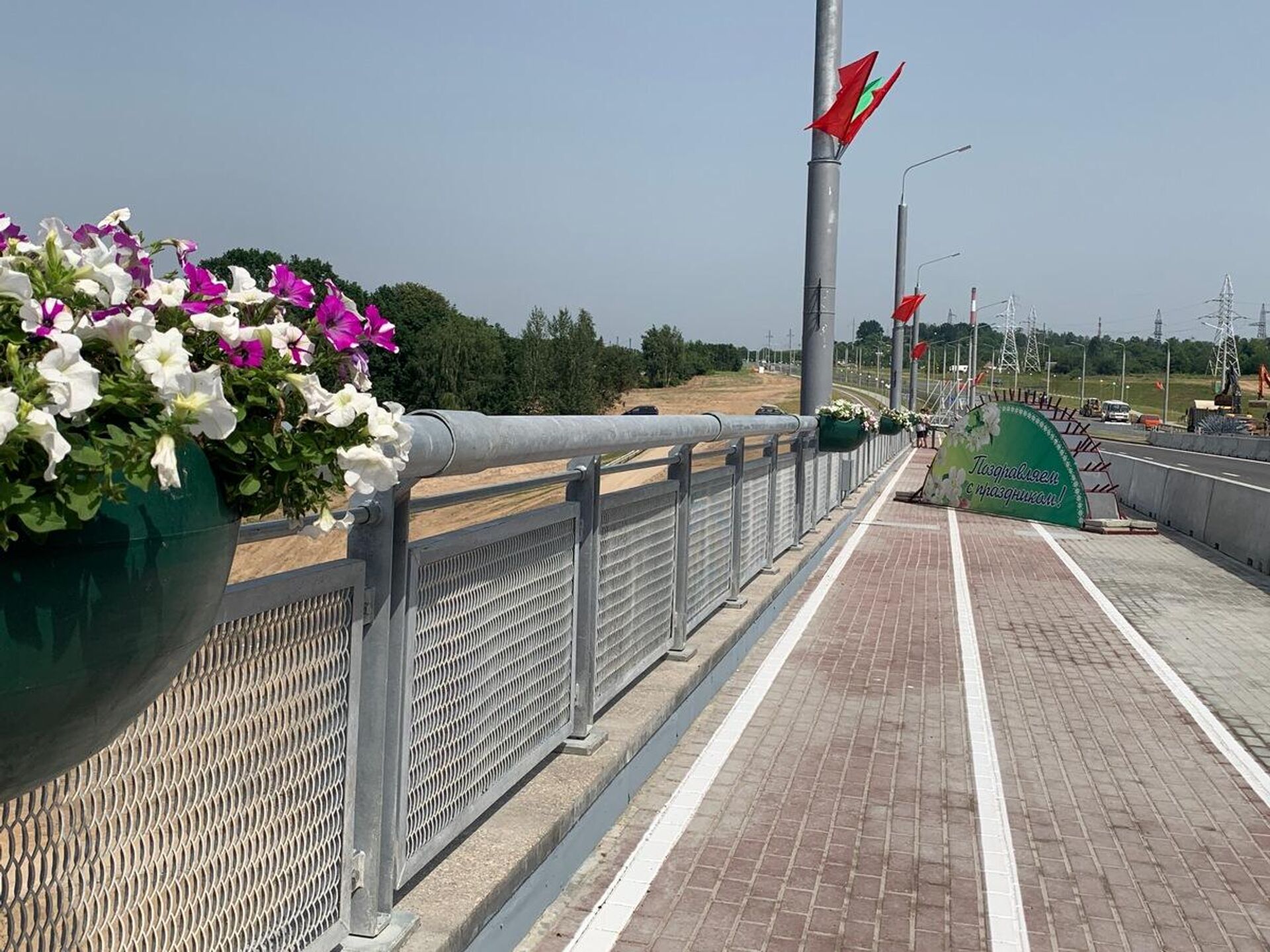 Мост украшают цветами и флагами - Sputnik Беларусь, 1920, 16.07.2021