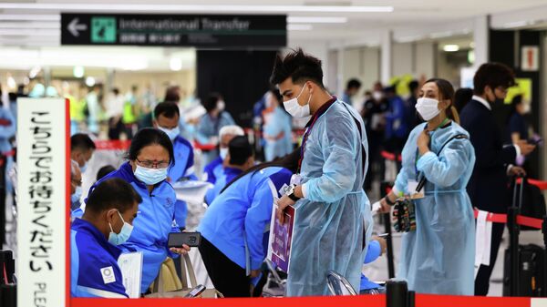 Члены команды из Непала ожидают тестирования на коронавирус (COVID-19) в международном аэропорту Нарита в преддверии Олимпийских игр в Токио - Sputnik Беларусь