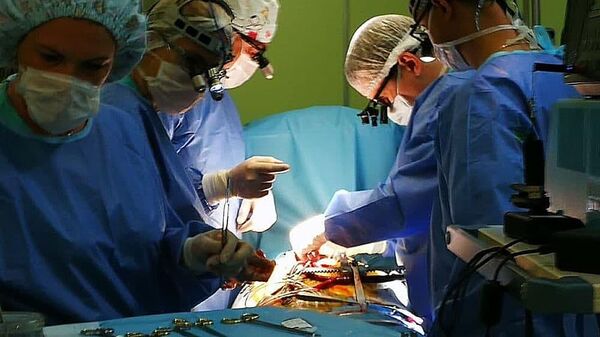 Уникальную операцию по лечению торакоабдоминальной аневризмы брюшной аорты у ребенка провели в Беларуси  - Sputnik Беларусь