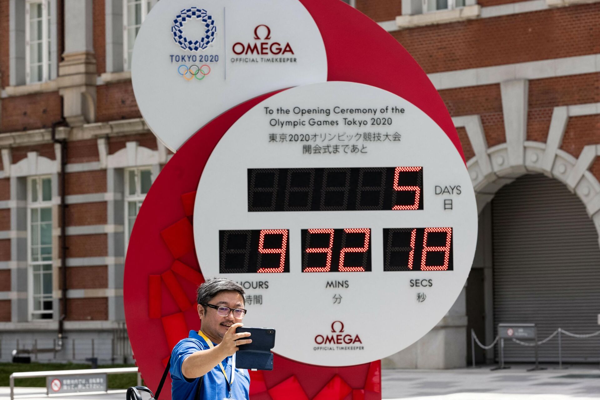 Мужчина фотографирует часы обратного отсчета Олимпийских игр 2020 года в Токио - Sputnik Беларусь, 1920, 18.07.2021