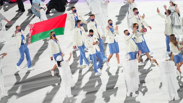 Спортсмены сборной Беларуси во время парада атлетов на церемонии открытия XXXII летних Олимпийских игр  - Sputnik Беларусь