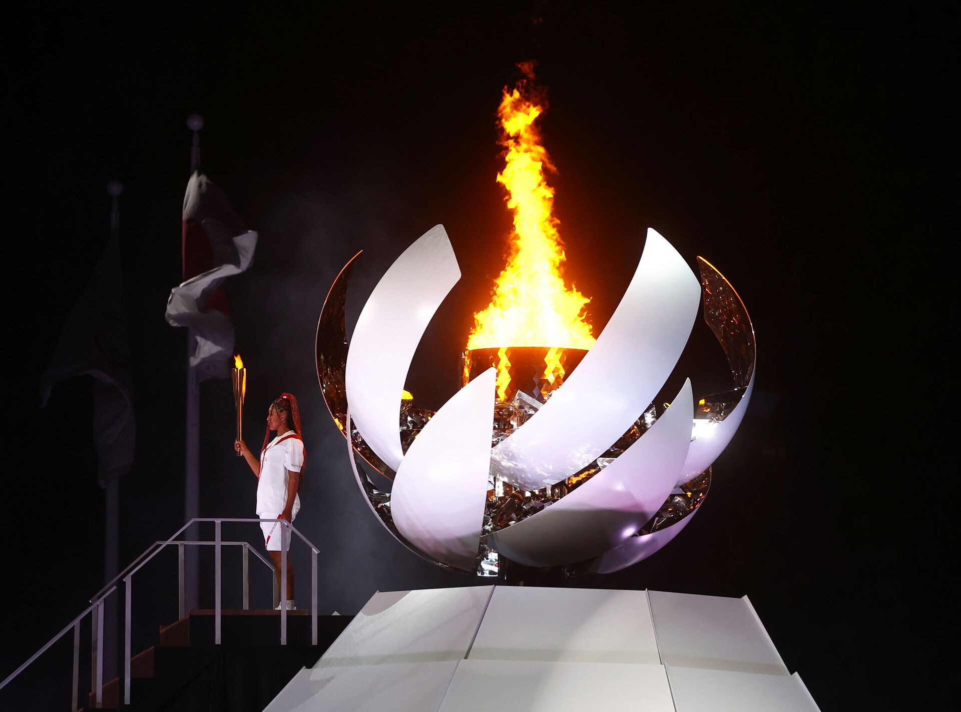 Наоми Осака из Японии держит олимпийский факел после зажжения олимпийского котла на церемонии открытия  - Sputnik Беларусь, 1920, 08.08.2021