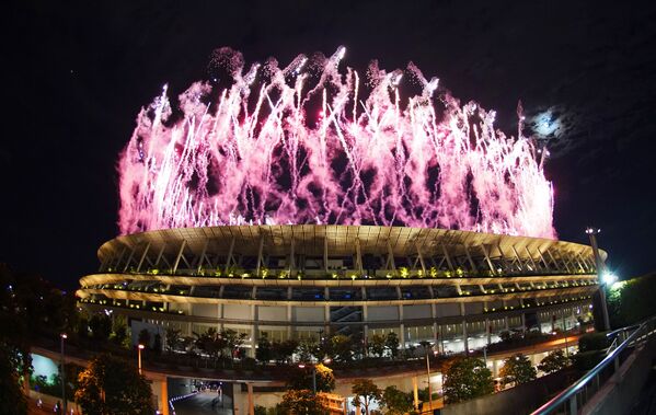 Салют над Национальным олимпийским стадионом на церемонии открытия XXXII летних Олимпийских игр в Токио - Sputnik Беларусь